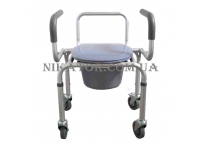 Стул-туалет с откидными подлокотниками на колесах 